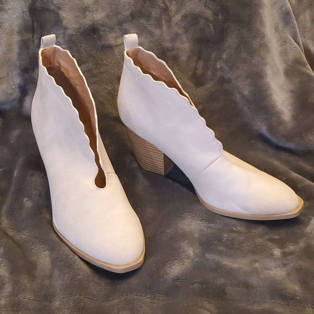 Qupid Scalloped Wedge